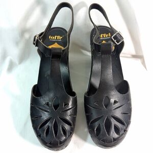 Swedish Hasbeens Black Leather Lacy Cutout Heeled Sandals size 9 / 40